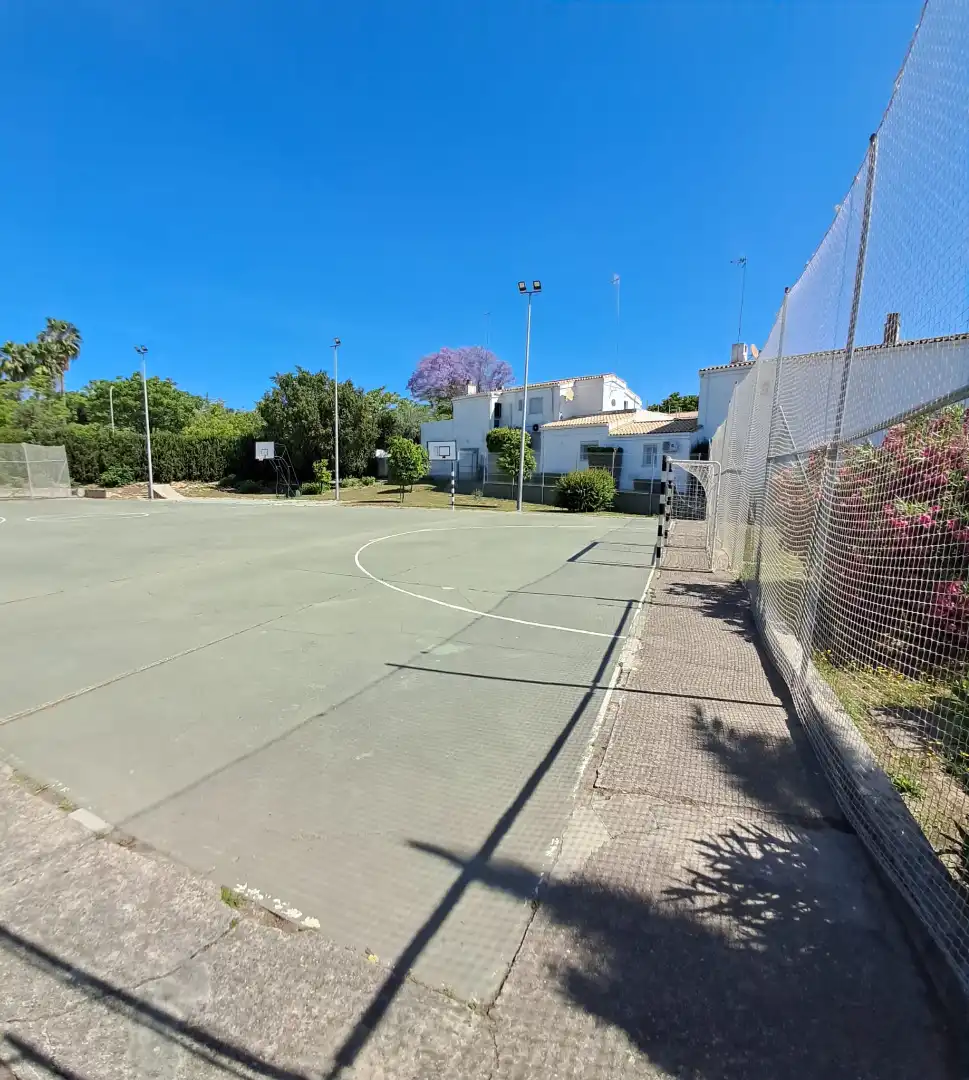 Aparcament de Casa adosada de lloguer en Tomares amb Aire condicionat i Piscina