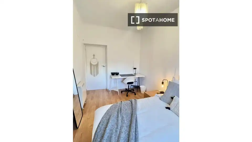 Bedroom of Flat for share in Madrid  with Air Conditioner, Heating and Internet