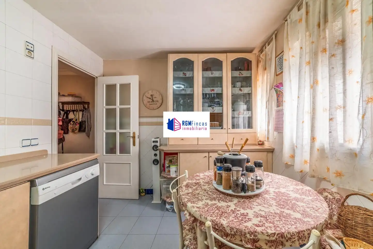 Kitchen of Flat for sale in Sevilla  with Air Conditioner and Storage room