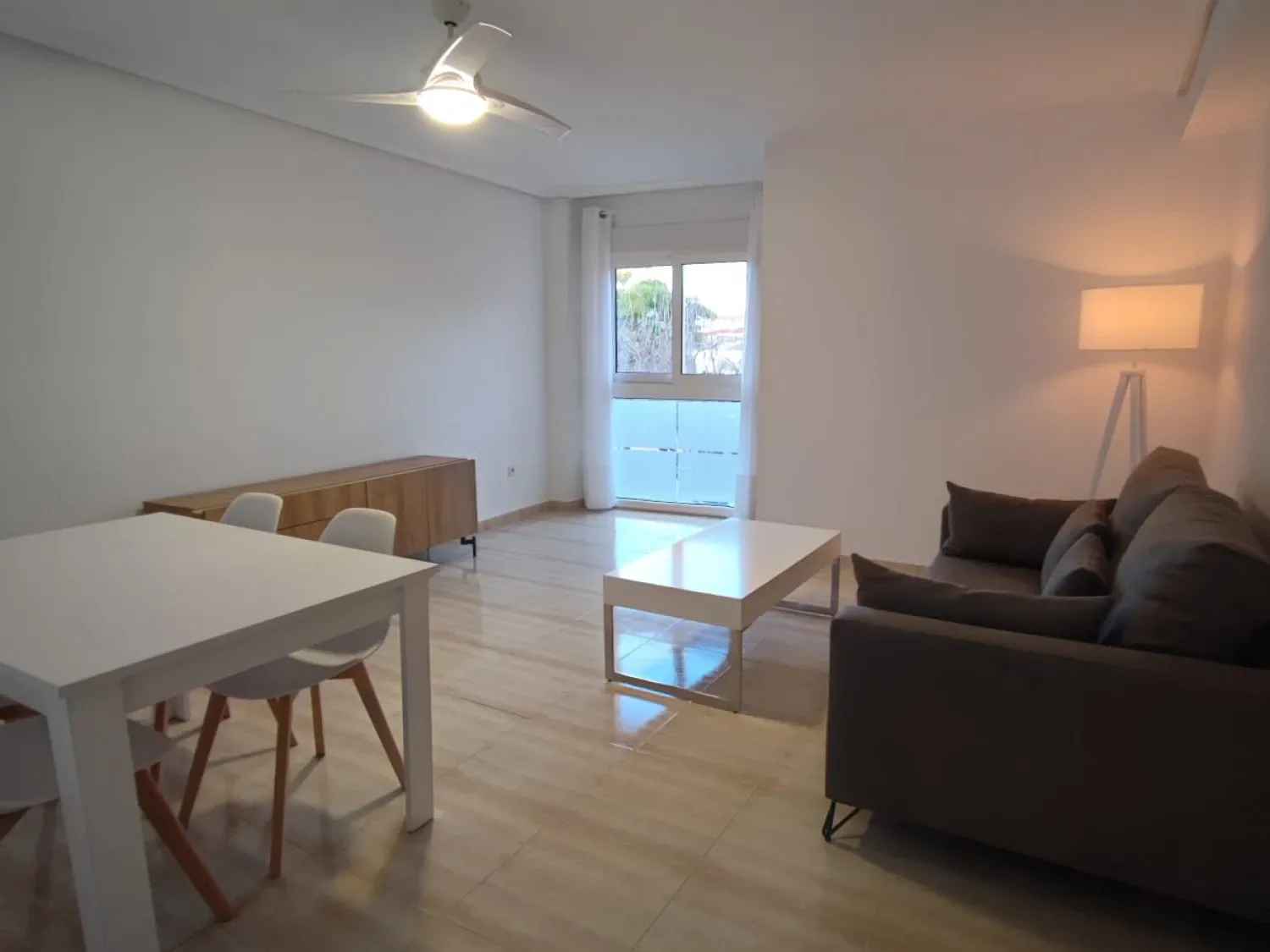 Sala de estar de Apartamento de alquiler en  Murcia Capital con Aire acondicionado, Calefacción y Trastero