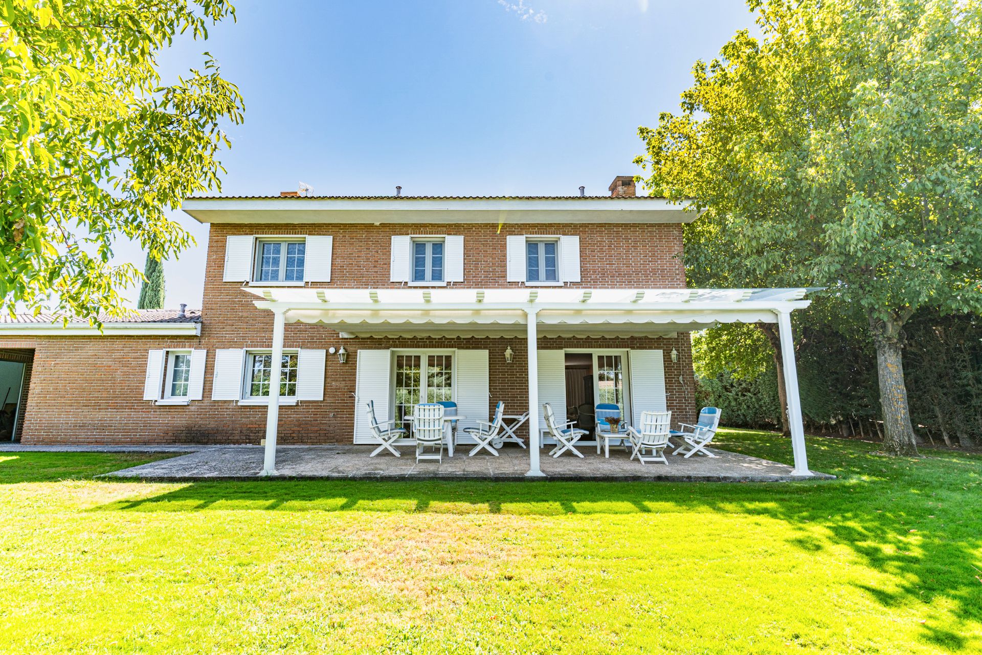 Vista exterior de Casa o chalet en venta en Pozuelo de Alarcón con Calefacción y Jardín privado