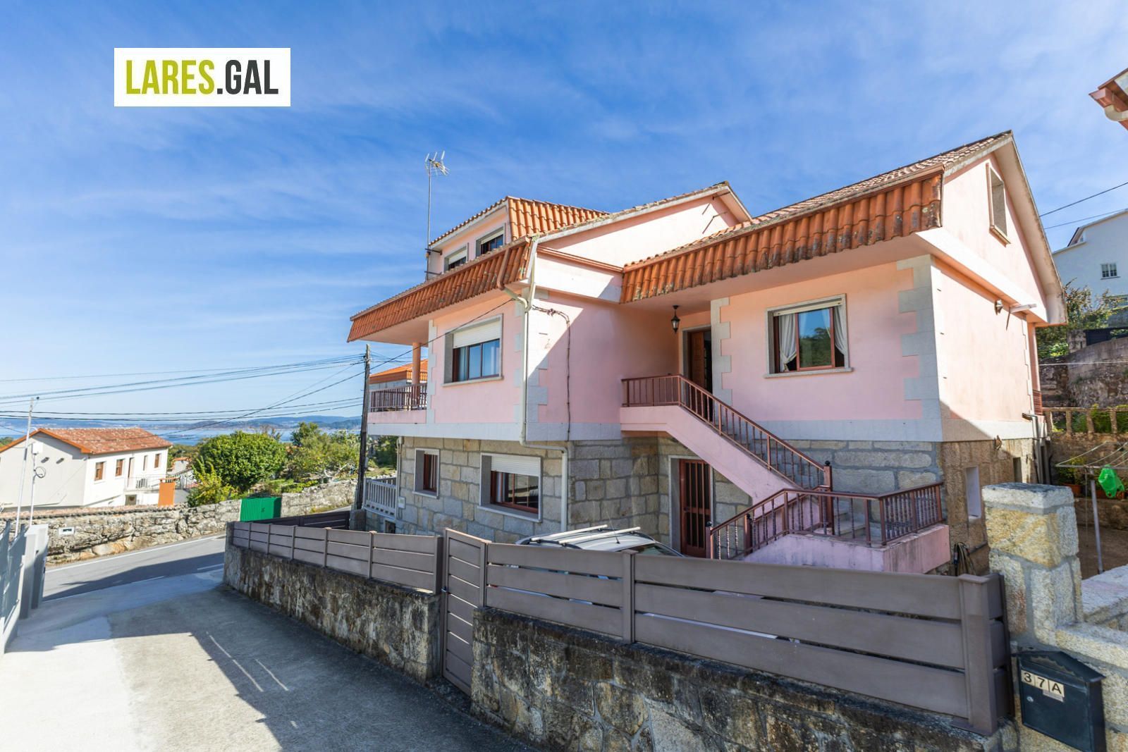 Vista exterior de Casa o xalet en venda en Cangas  amb Jardí privat, Terrassa i Moblat