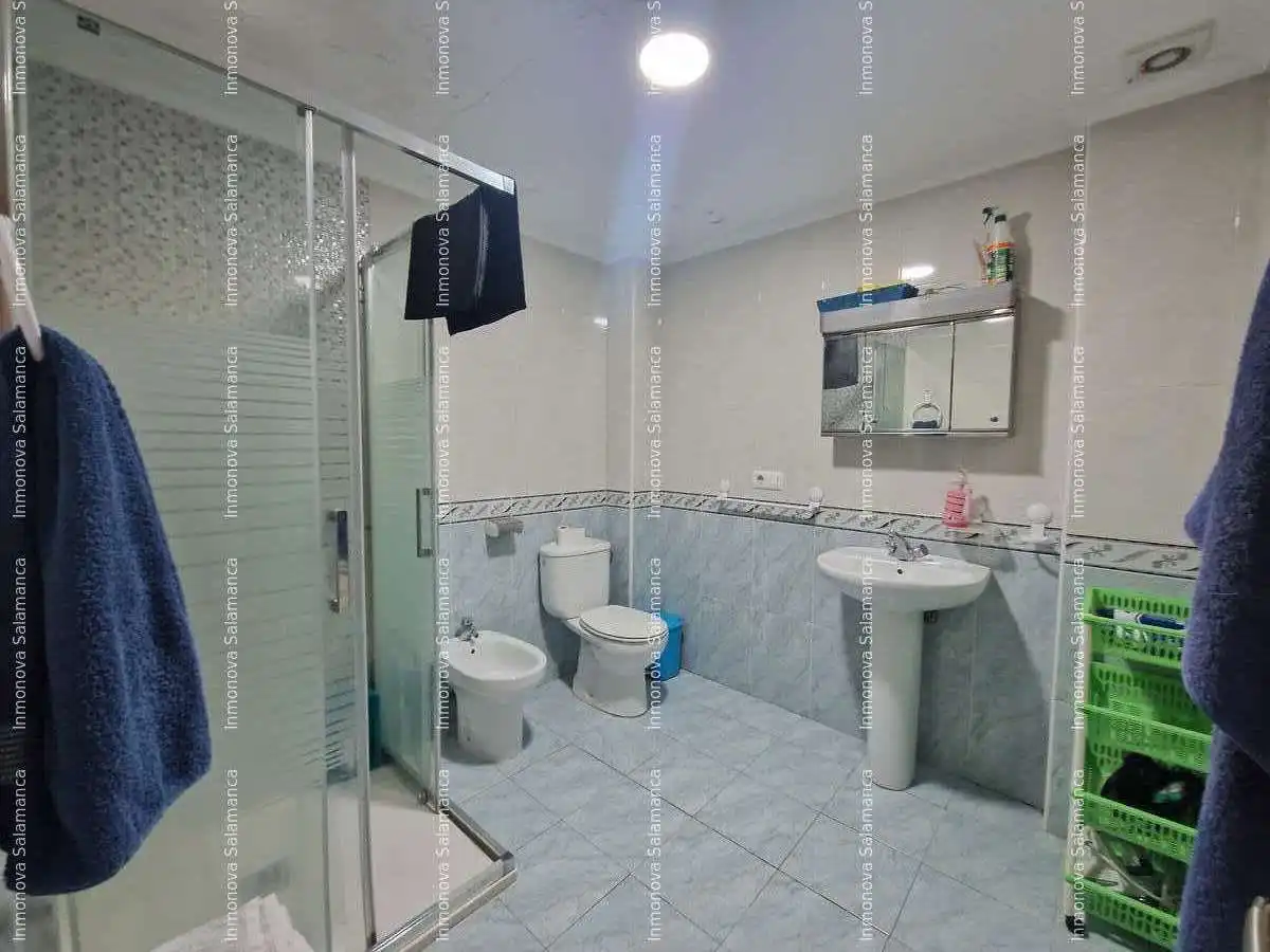 Baño de Piso de alquiler en Salamanca con Calefacción, Amueblado y Horno