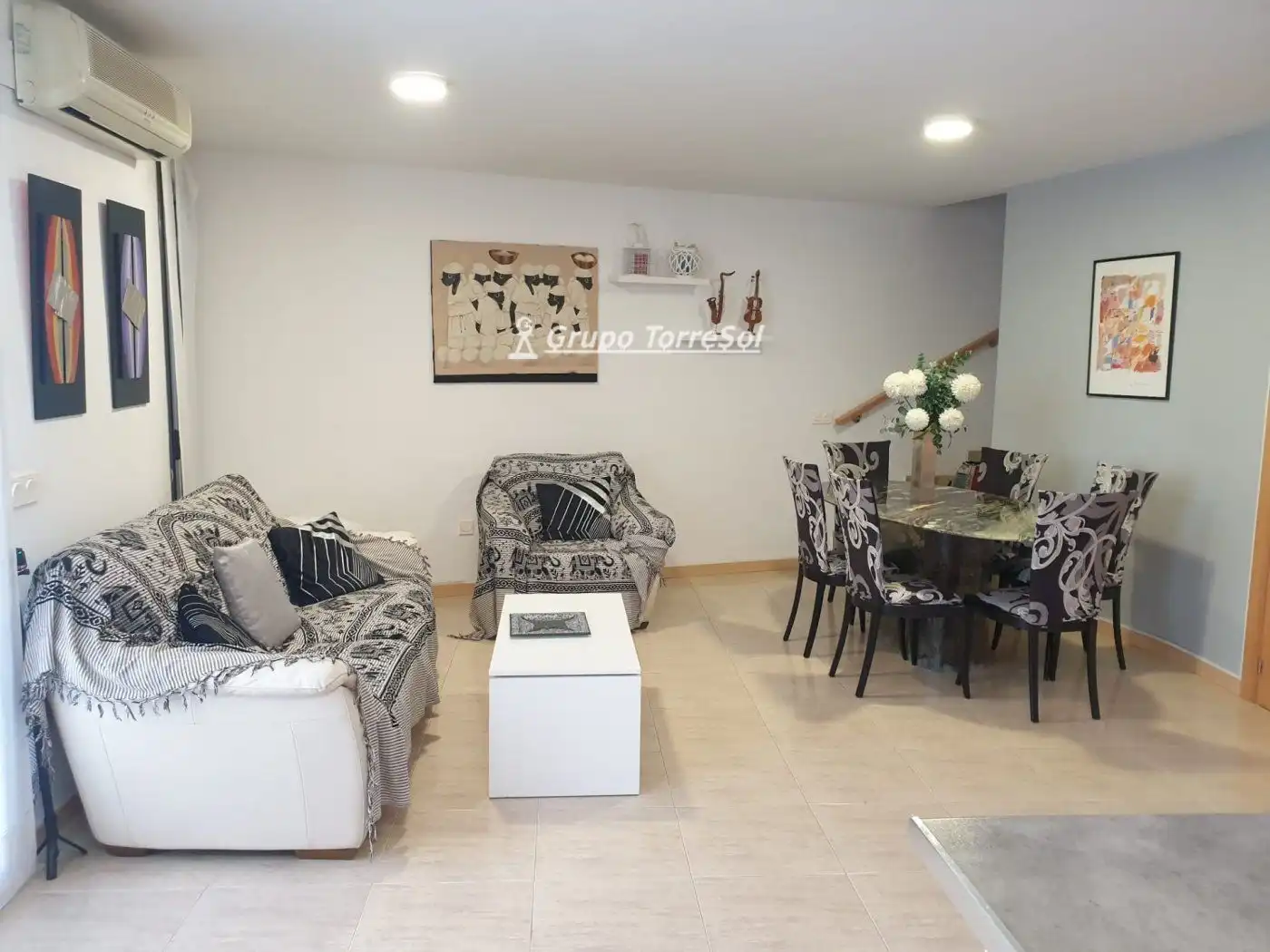 Sala d'estar de Casa adosada en venda en Roda de Berà amb Calefacció, Terrassa i Piscina