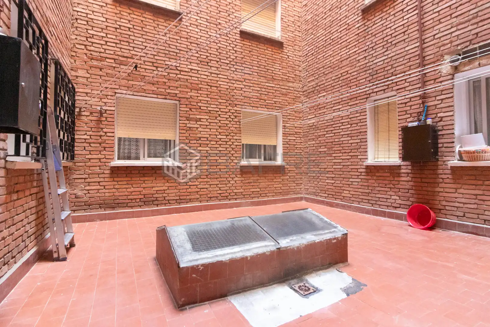 Vista exterior de Piso en venta en Madrid con Calefacción