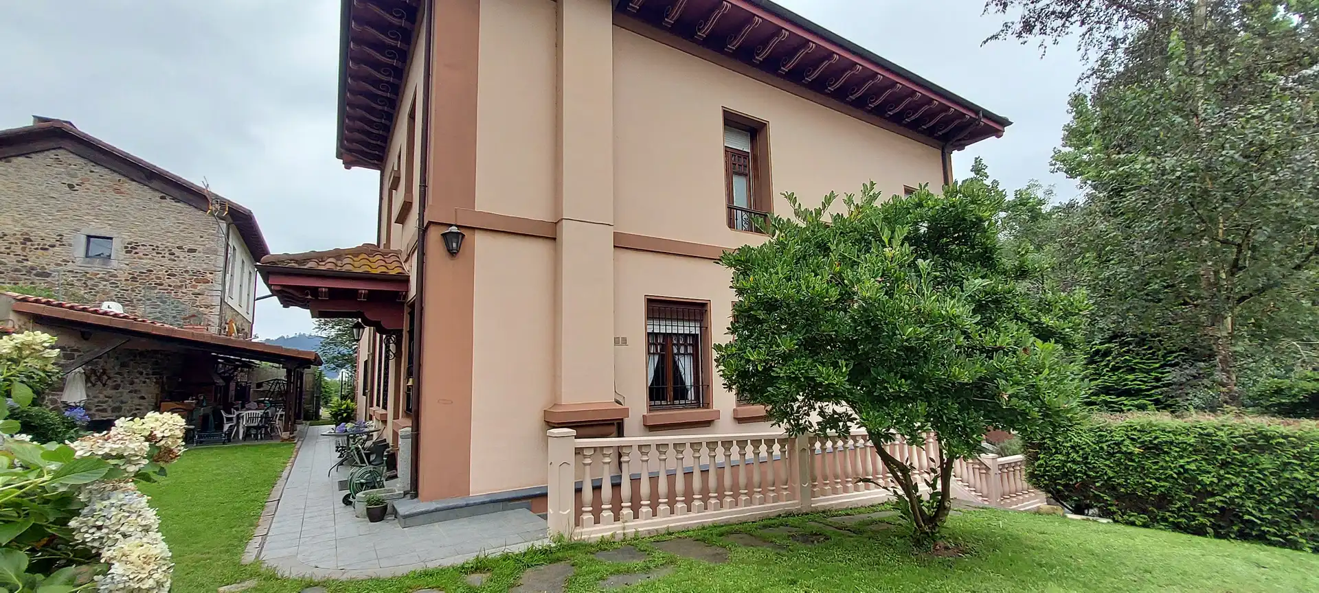 Vista exterior de Finca rústica en venda en Salas amb Calefacció, Jardí privat i Parquet