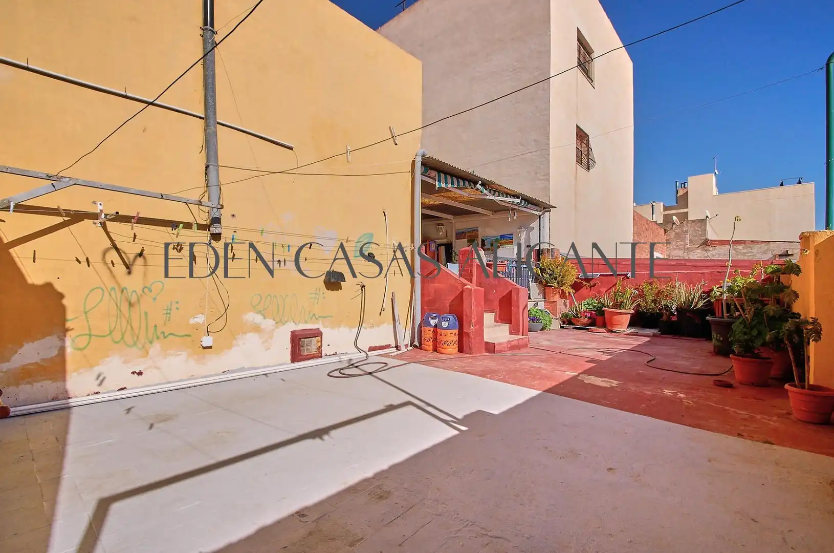 Vista exterior de Casa adosada en venda en El Campello amb Jardí privat, Terrassa i Traster