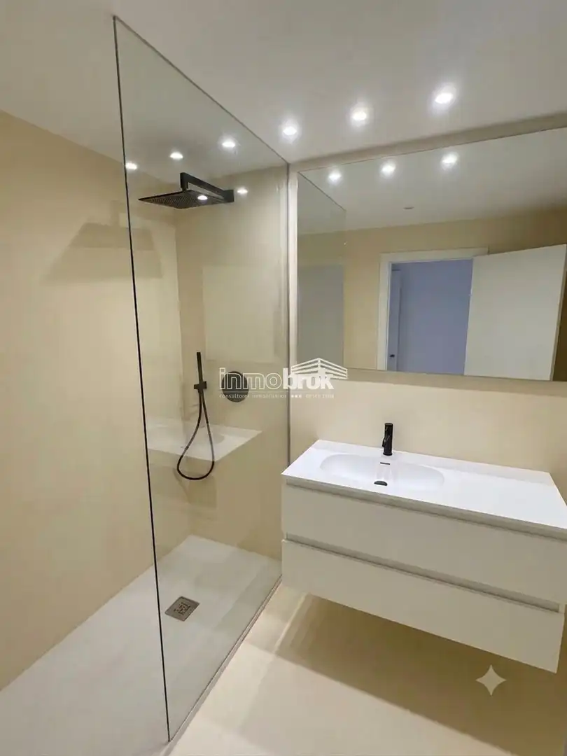 Badezimmer von Dachboden zur Miete in La Moraleja mit Klimaanlage, Terrasse und Abstellraum
