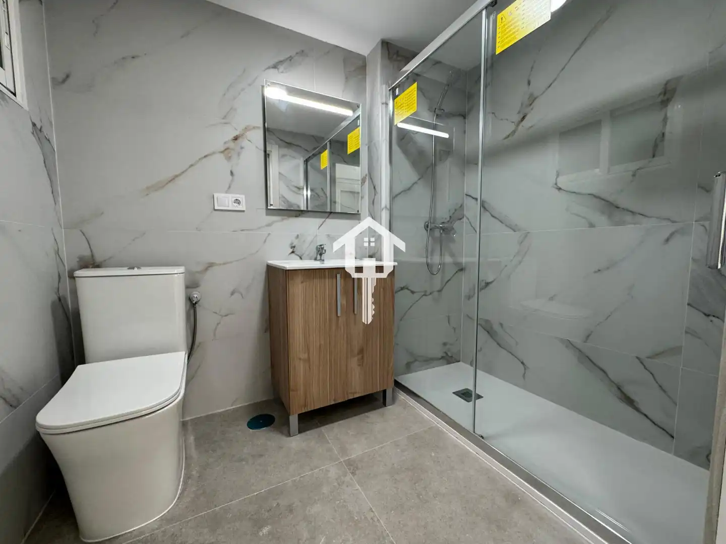 Badezimmer von Wohnung zum Verkauf in Alicante / Alacant mit Privatgarten und Terrasse