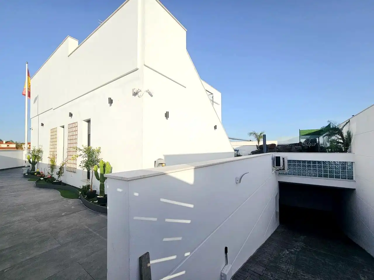 Vista exterior de Casa o xalet en venda en Alcalá de Guadaira amb Aire condicionat, Jardí privat i Terrassa