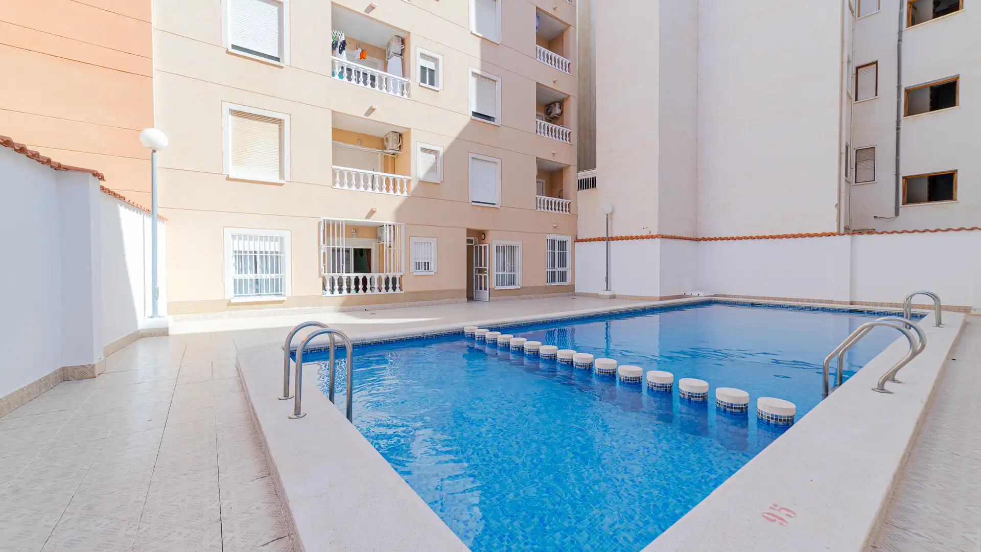 Schwimmbecken von Wohnung zum Verkauf in Torrevieja mit Klimaanlage, Heizung und Terrasse