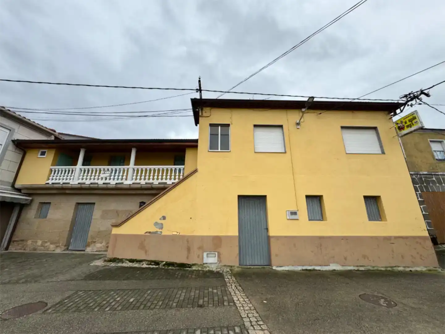 Vista exterior de Casa adosada en venda en Sarreaus amb Traster, Moblat i Balcó
