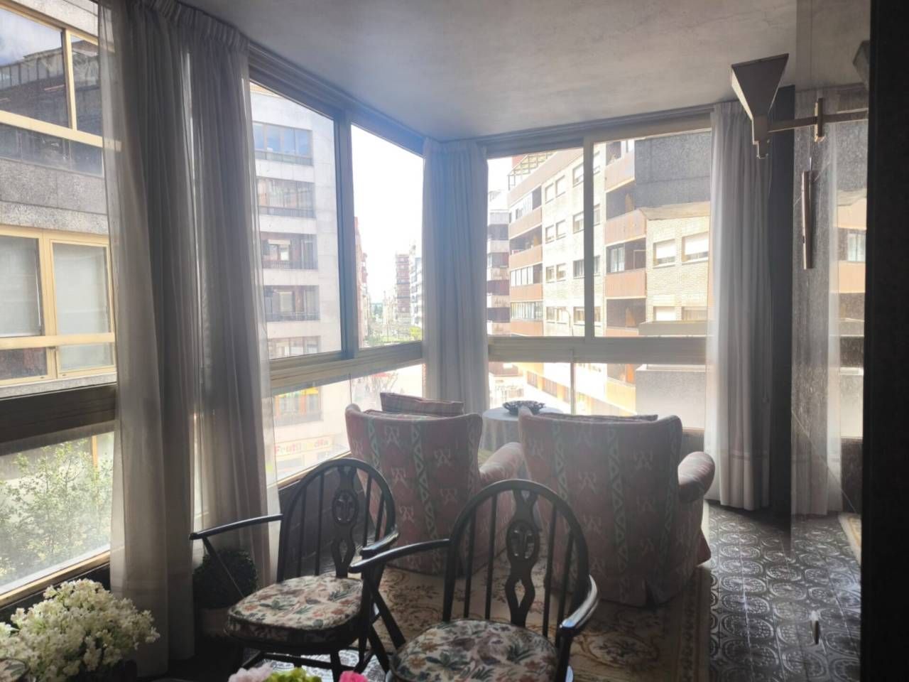 Dormitori de Pis en venda en León Capital  amb Calefacció, Parquet i Terrassa