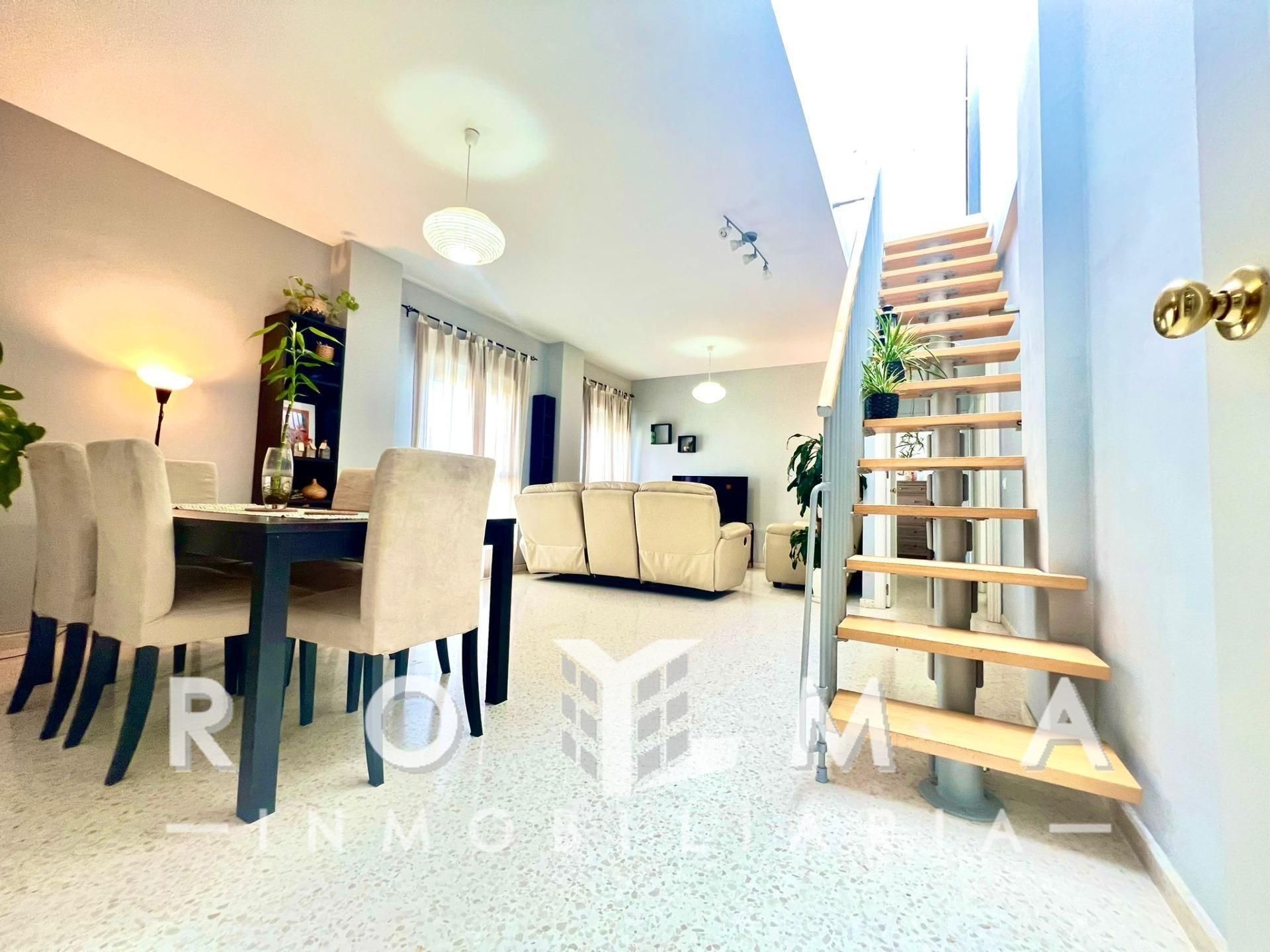 Exterior view of Duplex to rent in  Sevilla Capital  with Air Conditioner, Terrace and Storage room