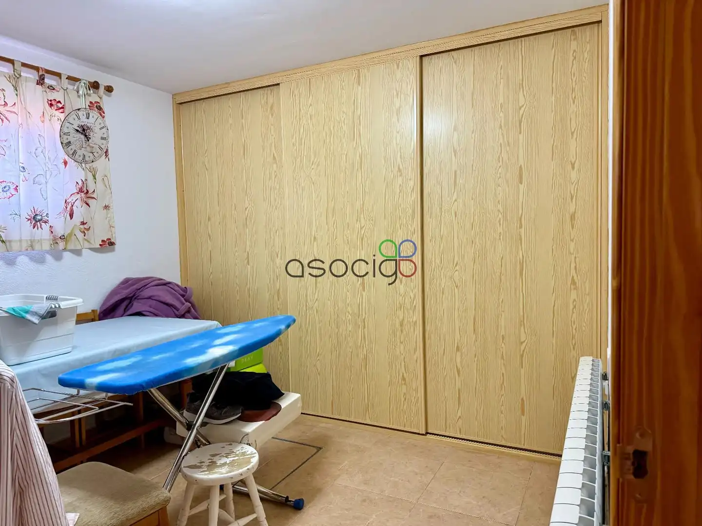 Habitación de Casa adosada en venta en Cabanillas del Campo con Aire acondicionado, Calefacción y Jardín privado