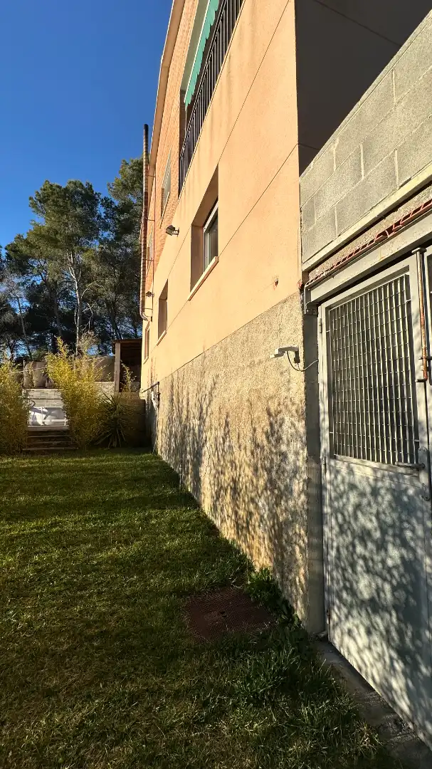 Vista exterior de Casa o xalet en venda en Rubí amb Aire condicionat, Calefacció i Jardí privat