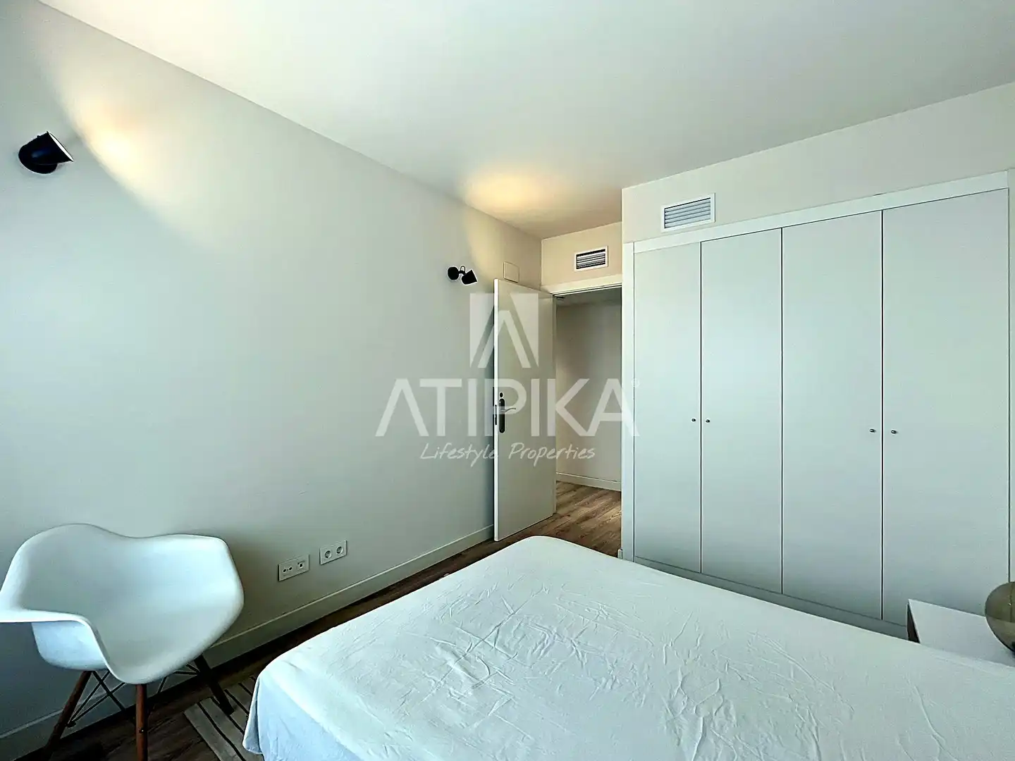 Schlafzimmer von Wohnung zum Verkauf in Barcelona mit Klimaanlage, Parkett und Balkon