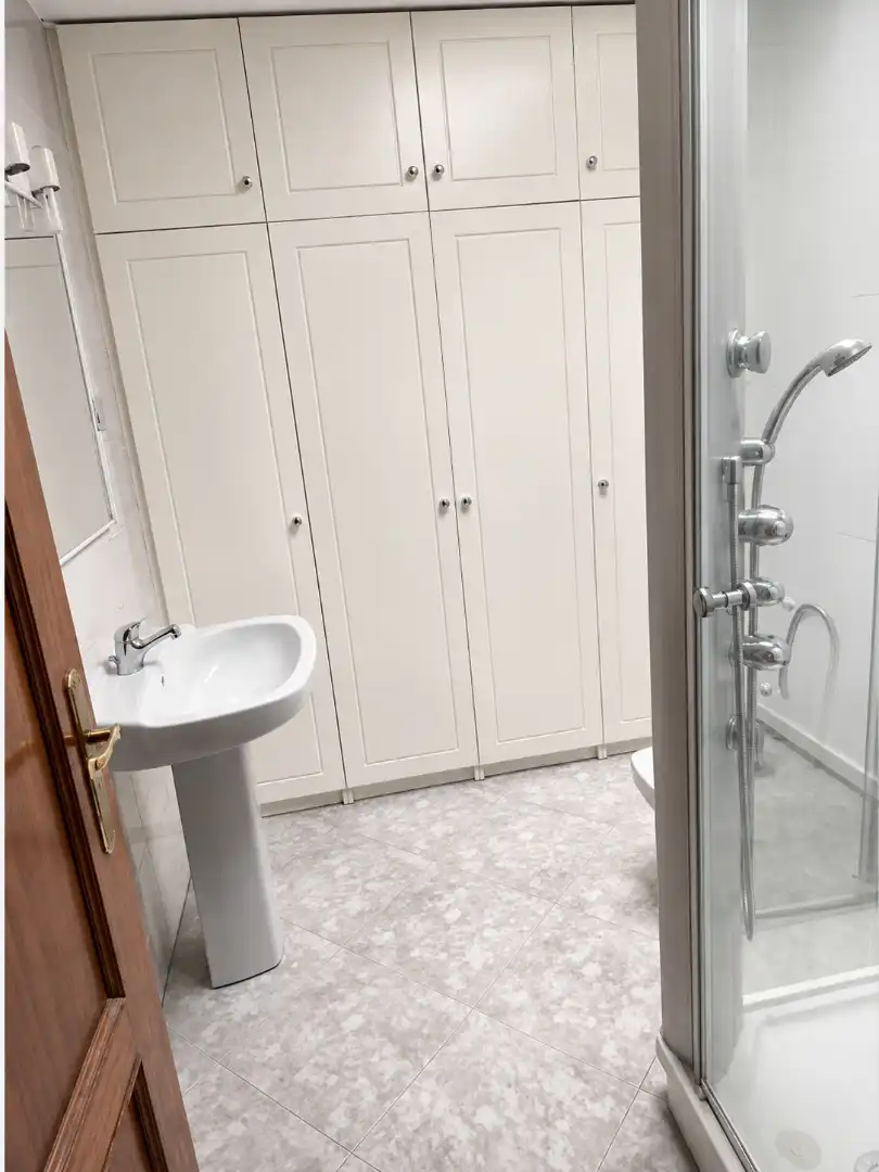 Badezimmer von Fabrikhallen zur Miete in Santa Cruz de Bezana