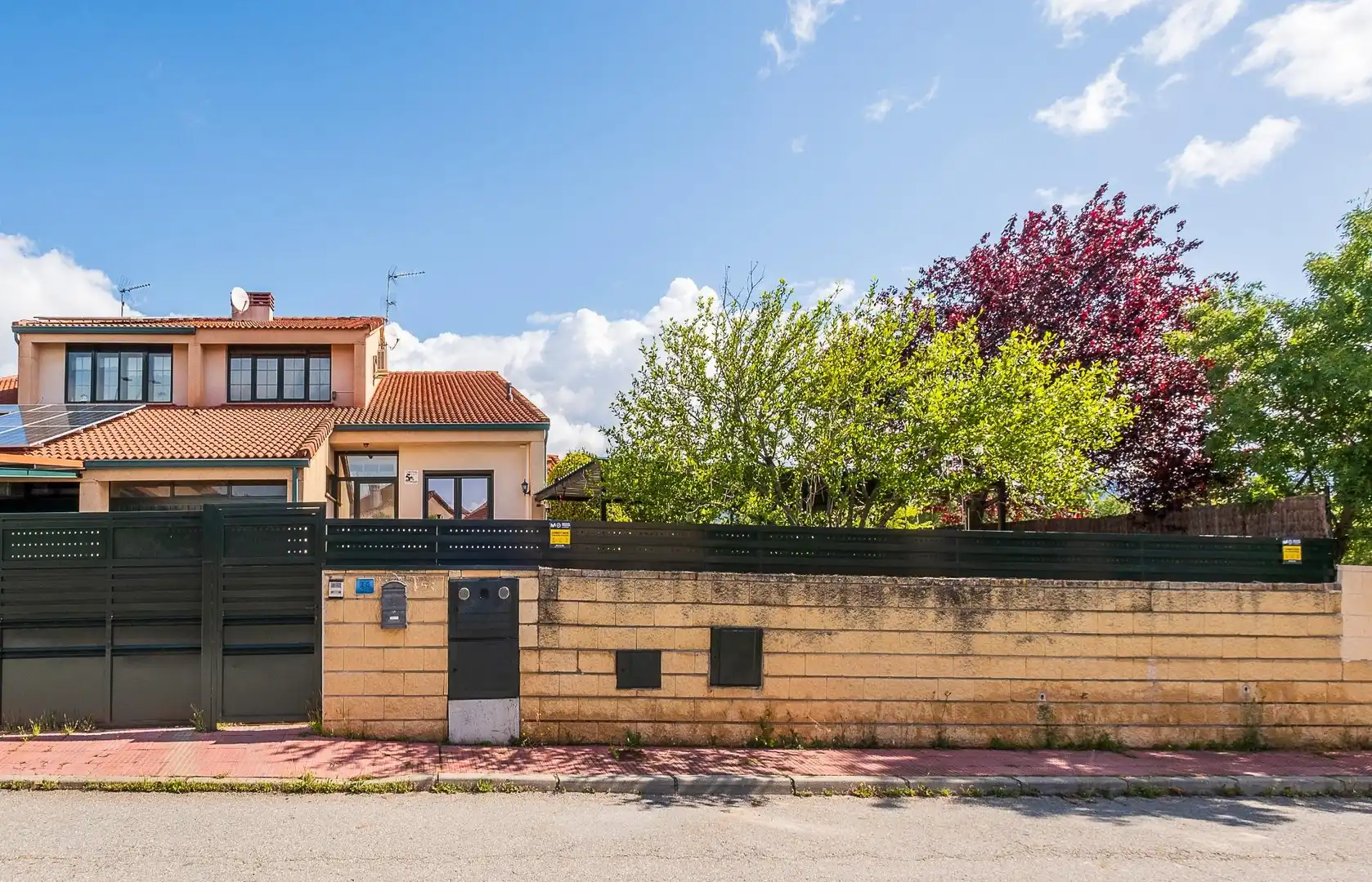 Vista exterior de Casa adosada en venta en Guadarrama con Aire acondicionado, Calefacción y Piscina
