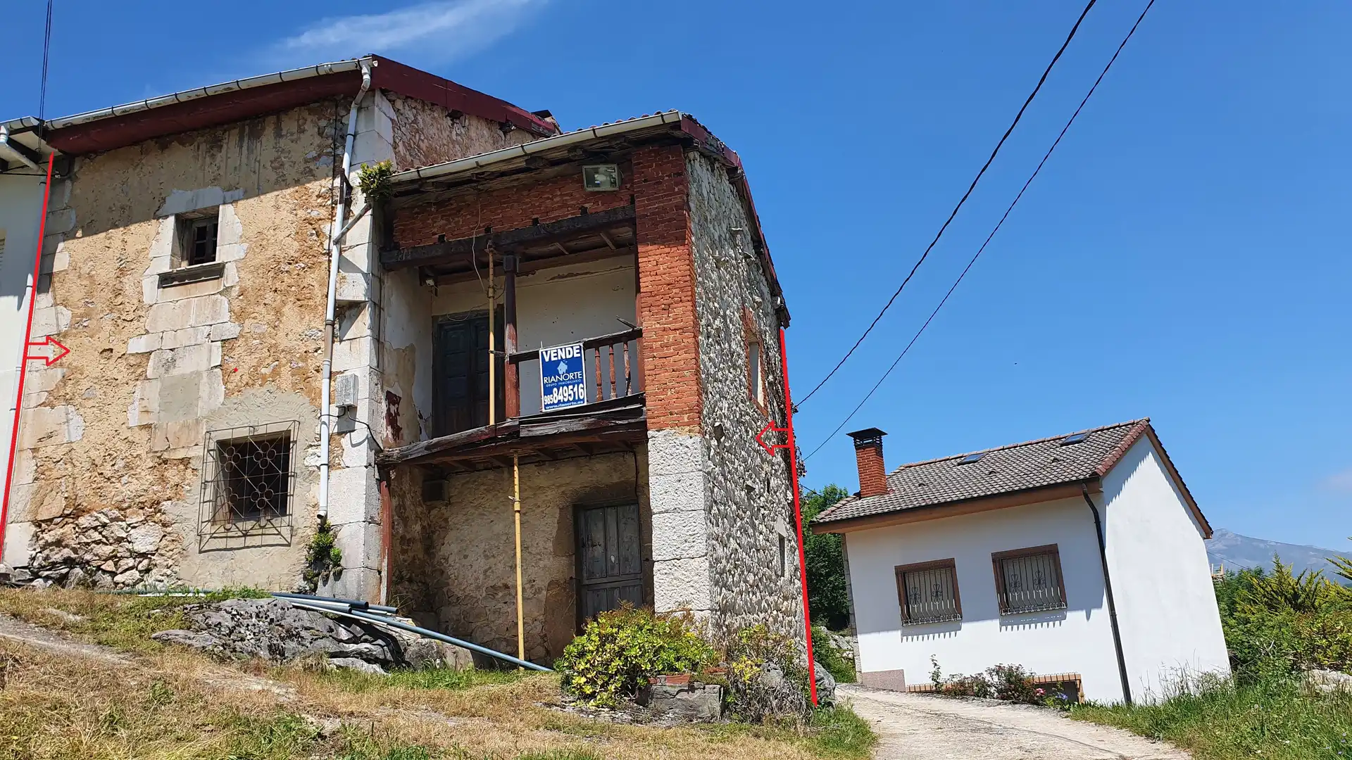 Vista exterior de Casa adosada en venda en Cabrales amb Jardí privat, Traster i Balcó