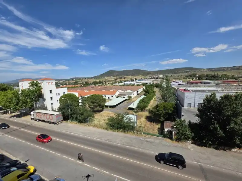 Außenansicht von Wohnung zum Verkauf in Plasencia mit Klimaanlage, Privatgarten und Terrasse