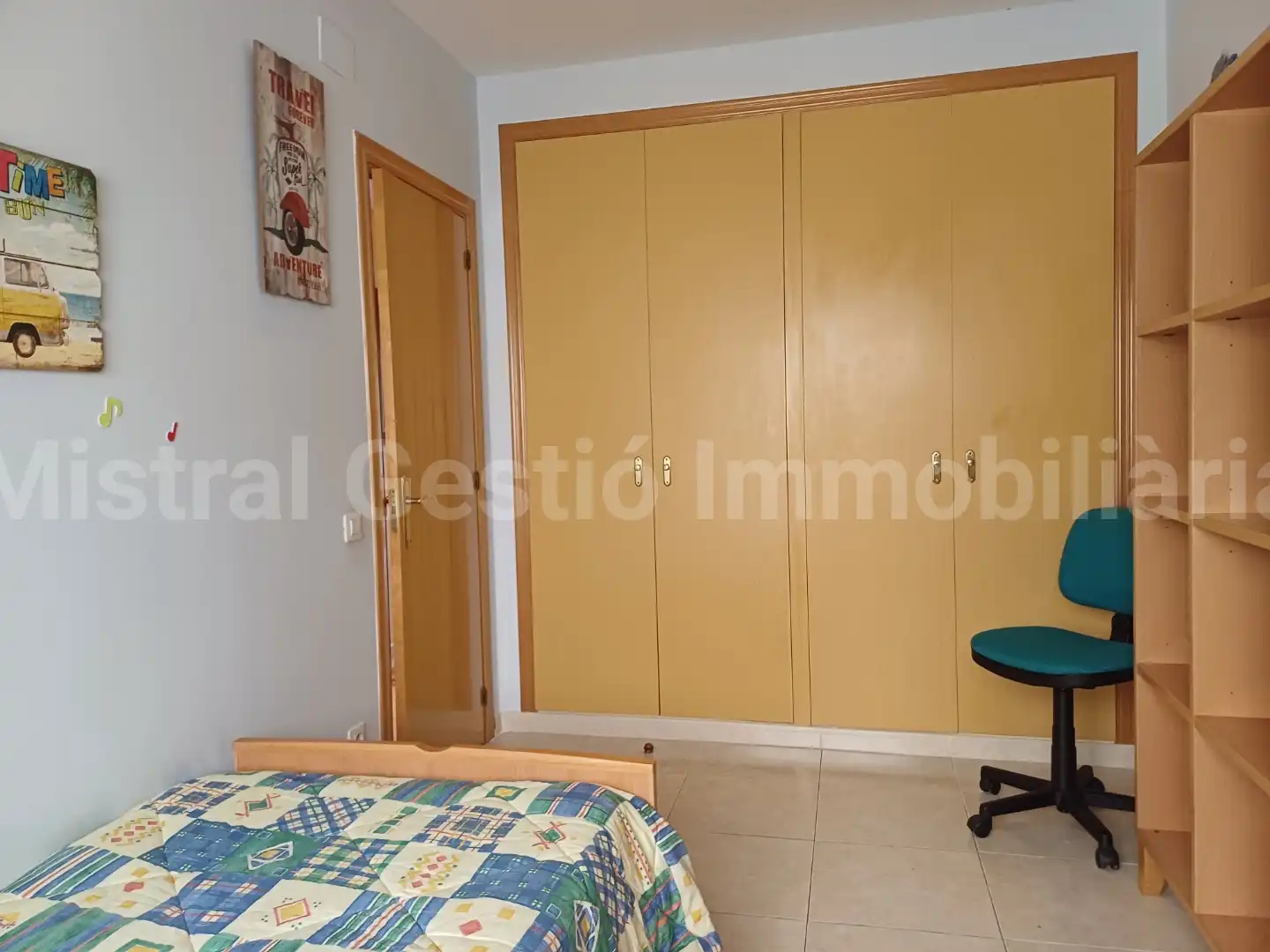 Schlafzimmer von Dachboden zum Verkauf in Calafell mit Klimaanlage, Terrasse und Abstellraum