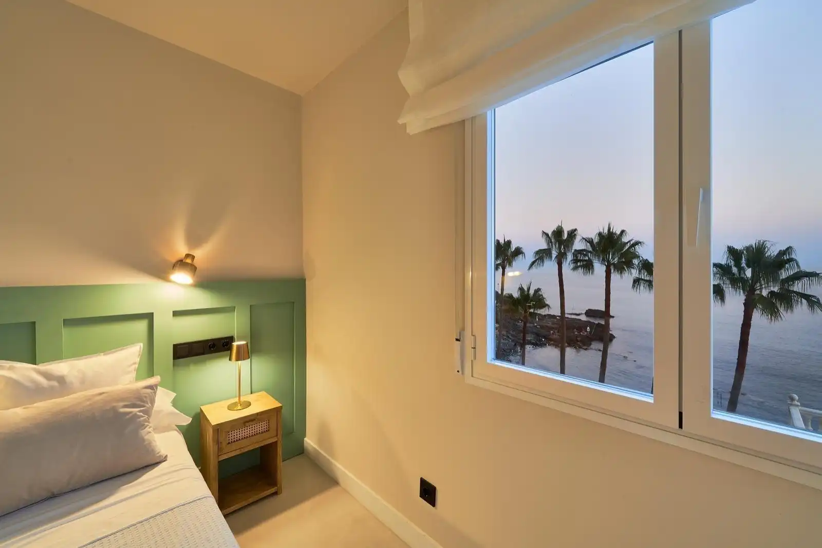 Dormitori de Apartament de lloguer en Benalmádena amb Aire condicionat, Terrassa i Moblat