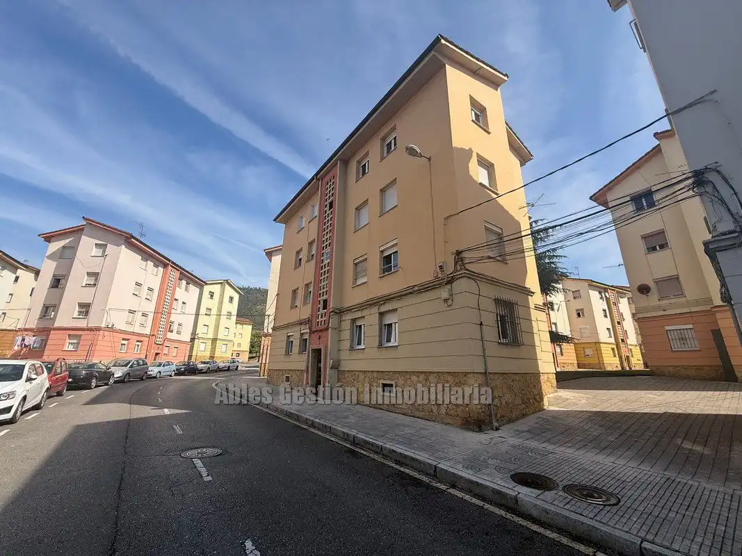 Vista exterior de Pis en venda en Oviedo  amb Calefacció i Moblat