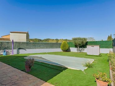 Chalet con piscina en venta en Calle Canigó