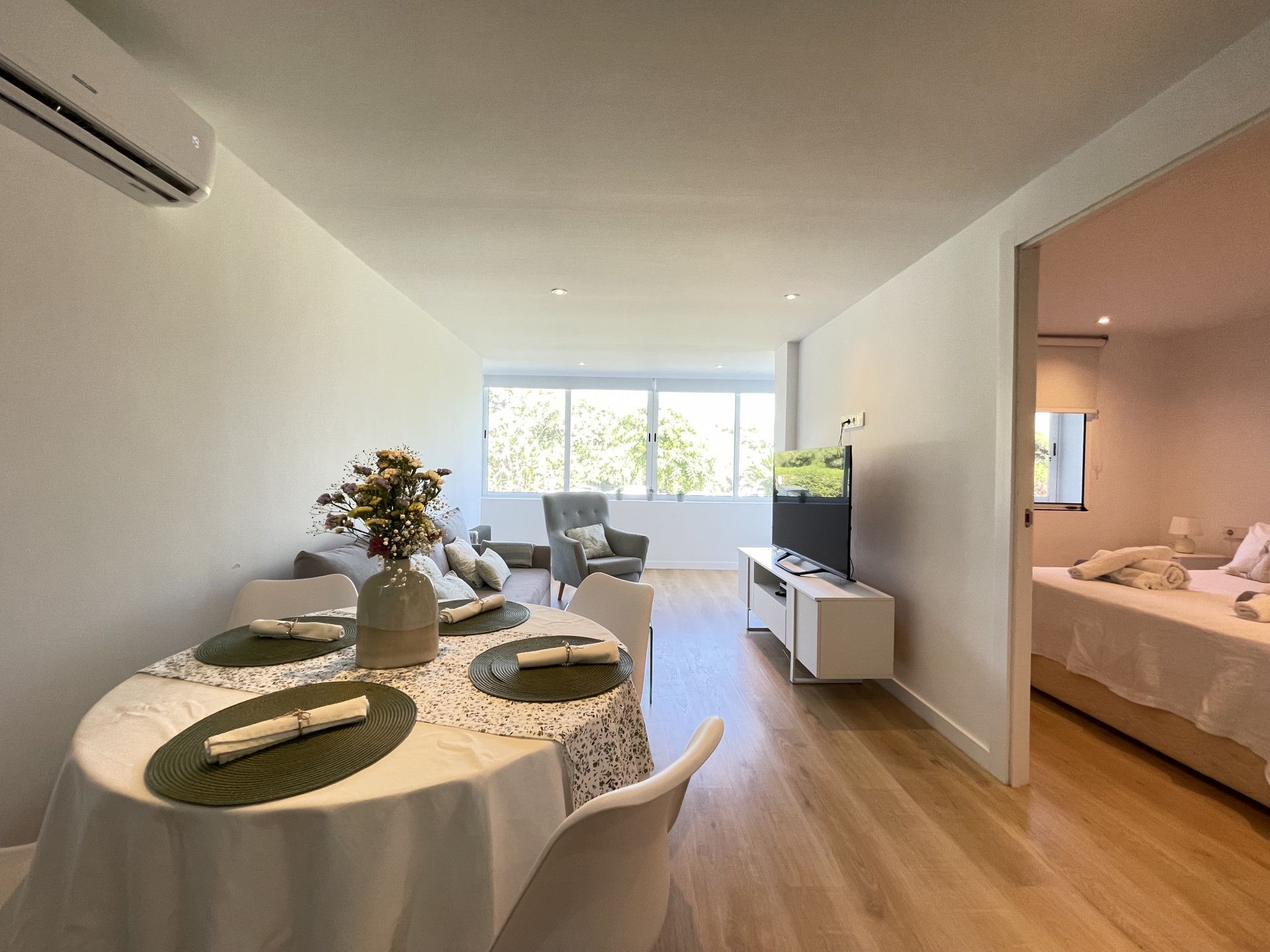 Sala d'estar de Apartament en venda en Estepona amb Aire condicionat, Terrassa i Piscina