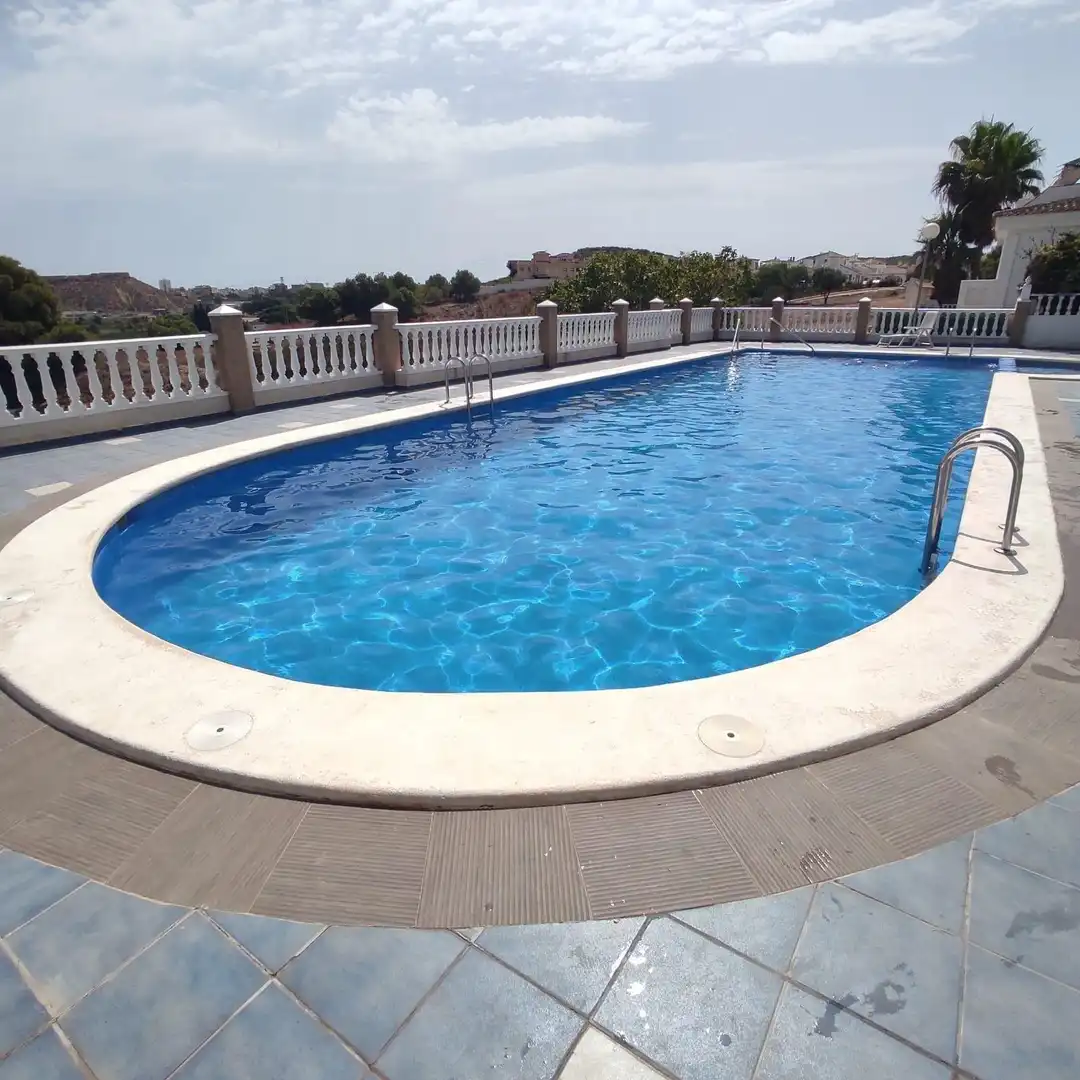 Piscina de Casa adosada en venta en Guardamar del Segura con Jardín privado, Terraza y Amueblado