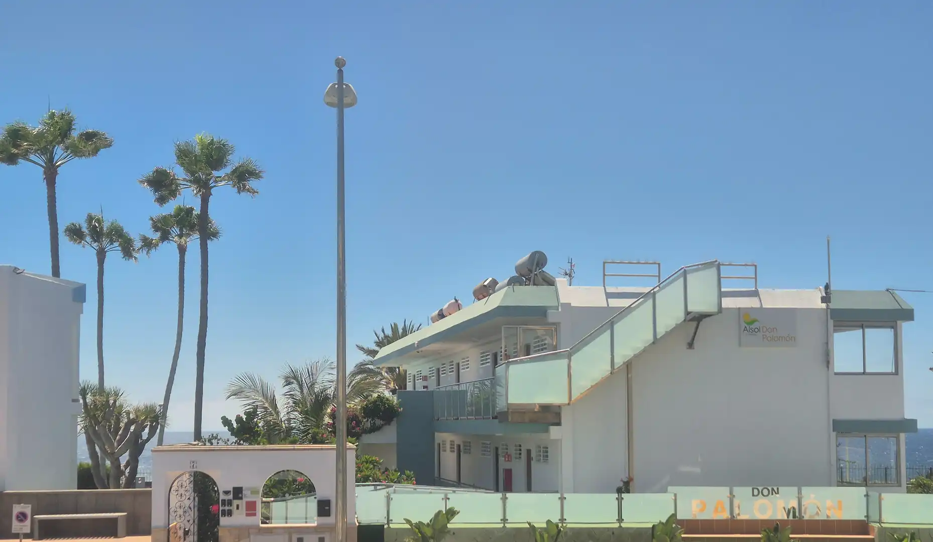 Außenansicht von Wohnungen zur Miete in San Bartolomé de Tirajana mit Privatgarten, Terrasse und Schwimmbad
