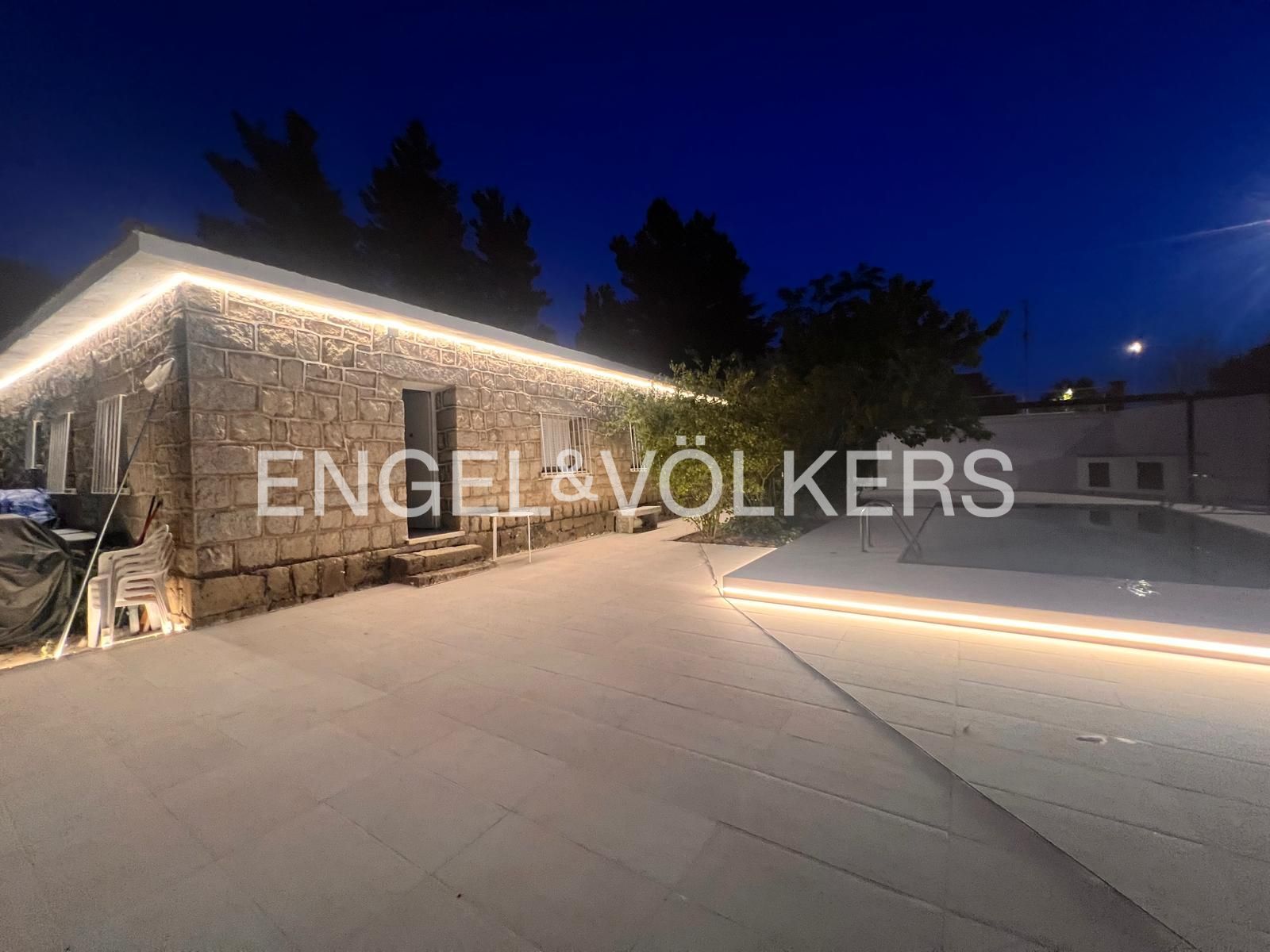 Terrassa de Casa o xalet en venda en La Cabrera amb Calefacció, Jardí privat i Piscina