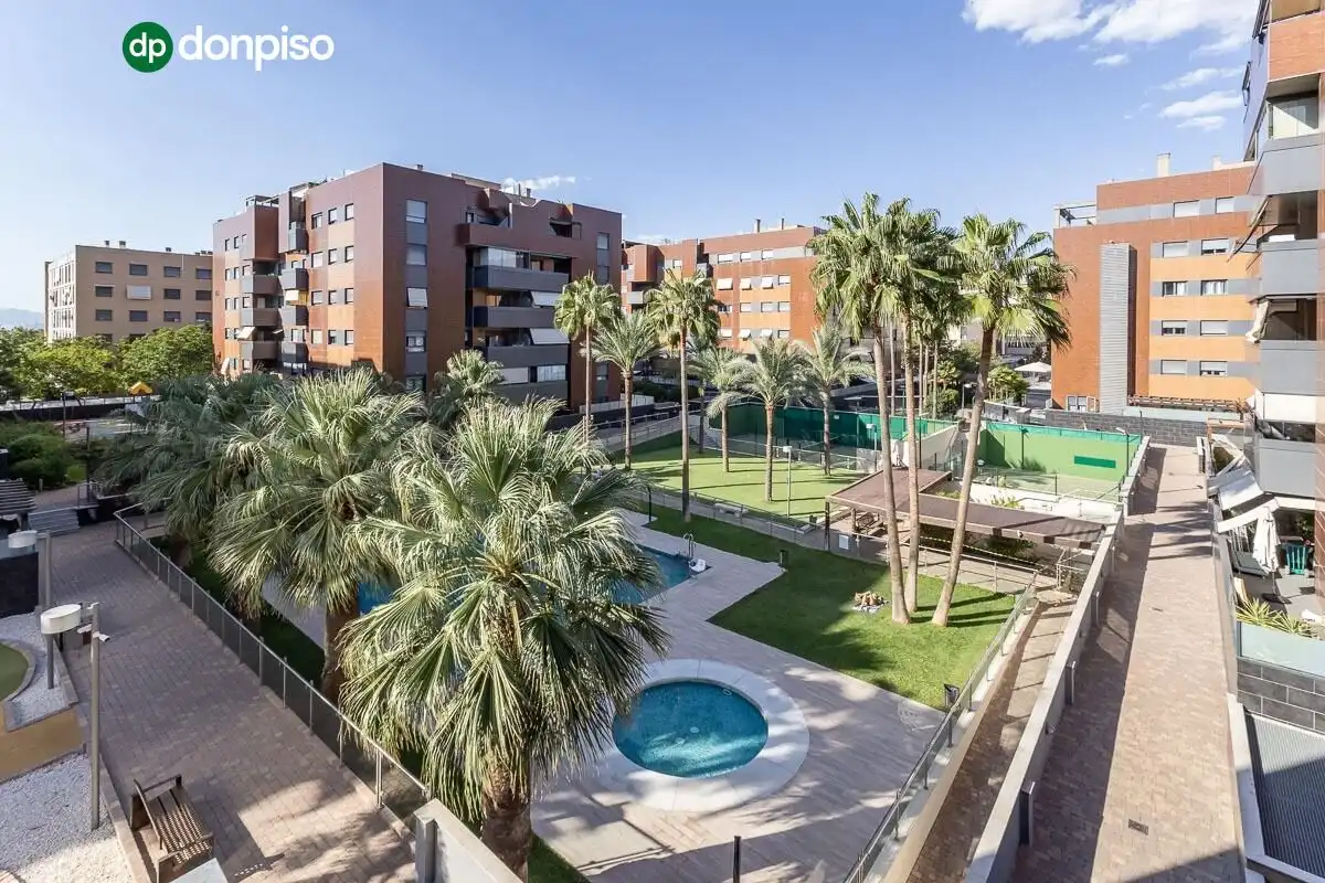 Pis amb piscina en venda a Calle EMIR
