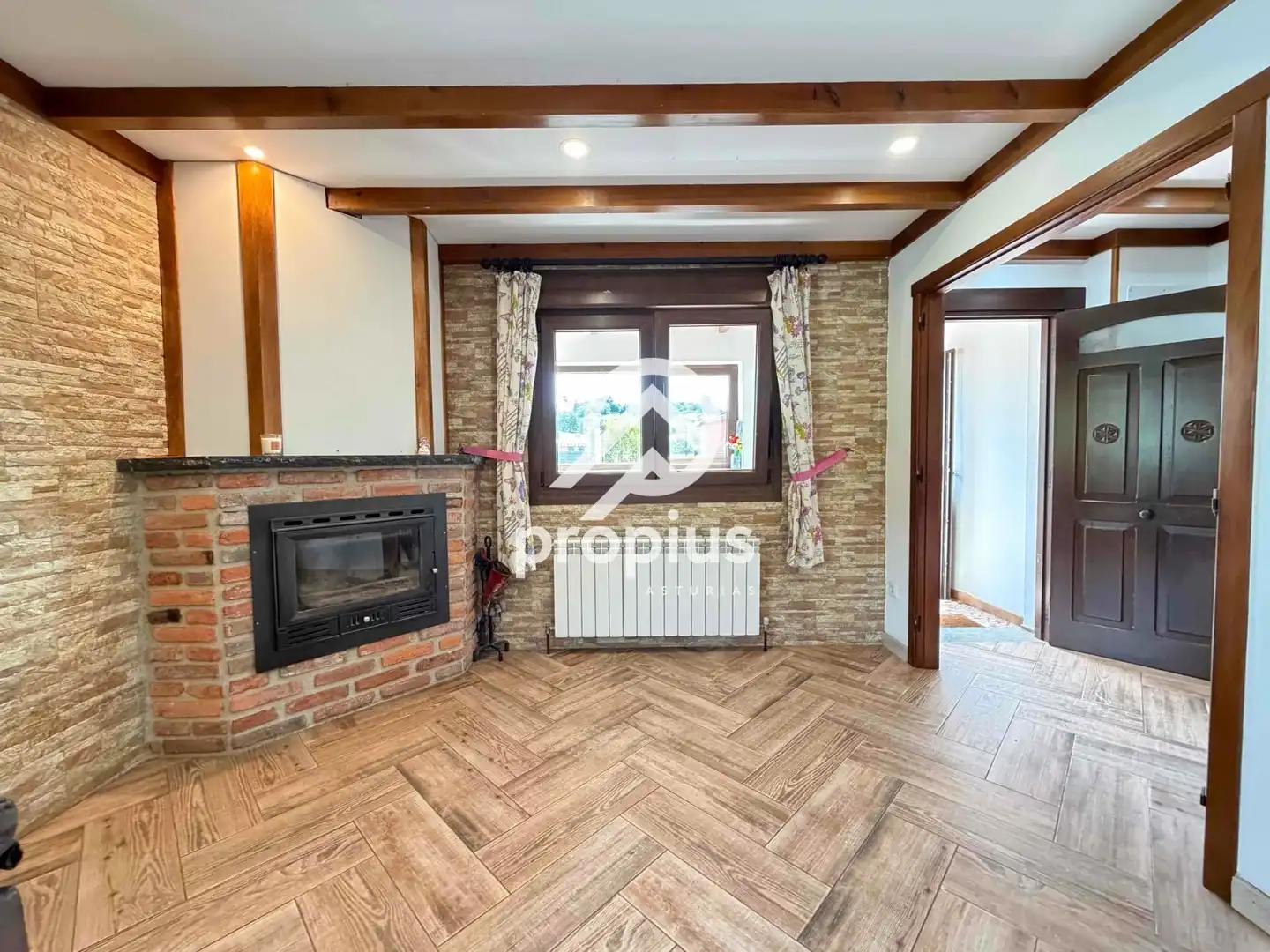 Sala d'estar de Casa o xalet en venda en Sariego amb Calefacció, Parquet i Traster