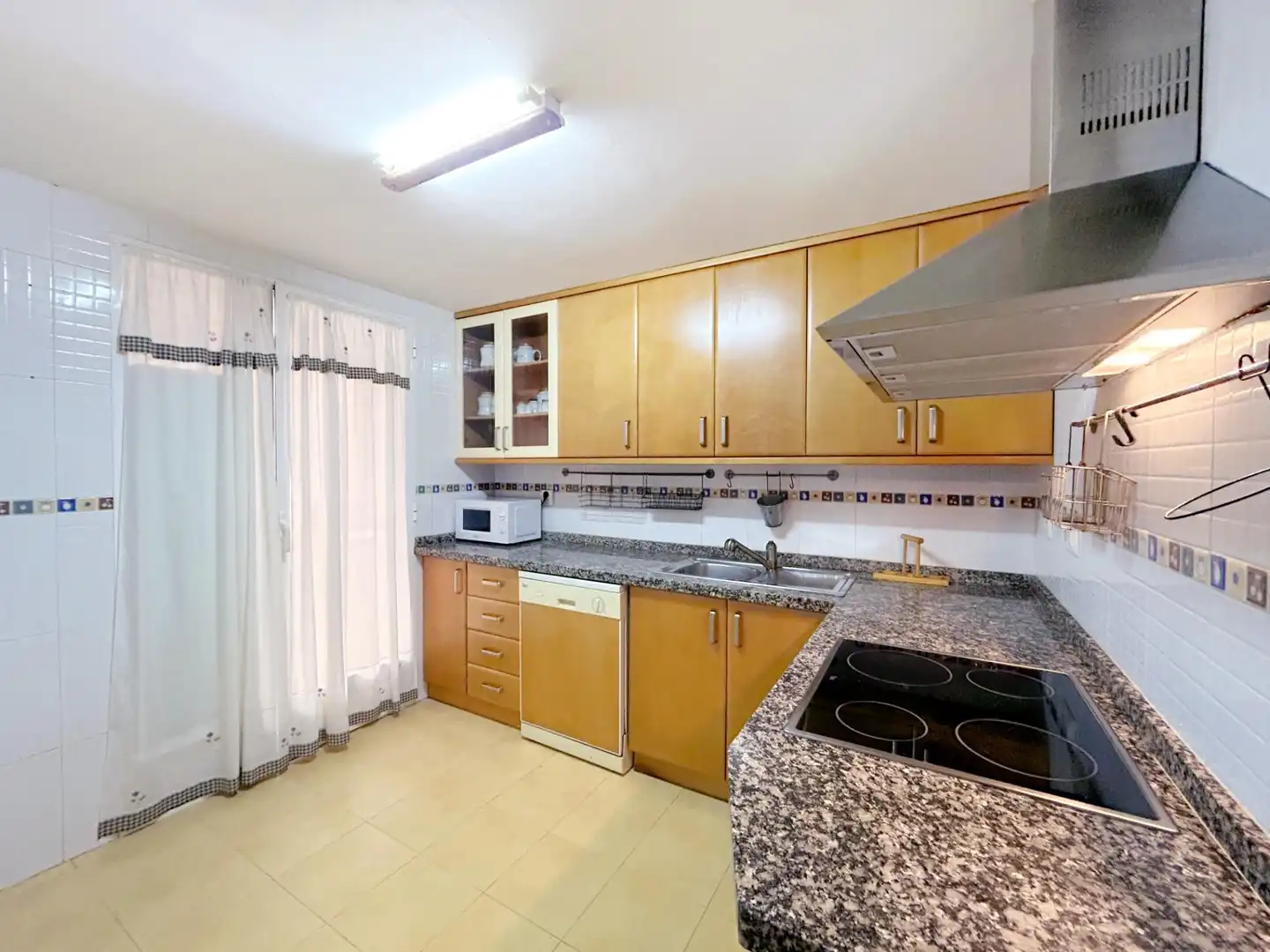 Cuina de Apartament en venda en Alicante / Alacant amb Terrassa, Balcó i Alarma