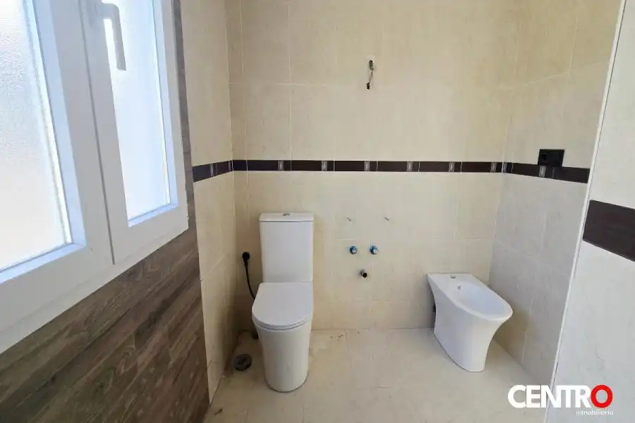 Badezimmer von Wohnung zum Verkauf in Cenes de la Vega mit Klimaanlage, Heizung und Privatgarten