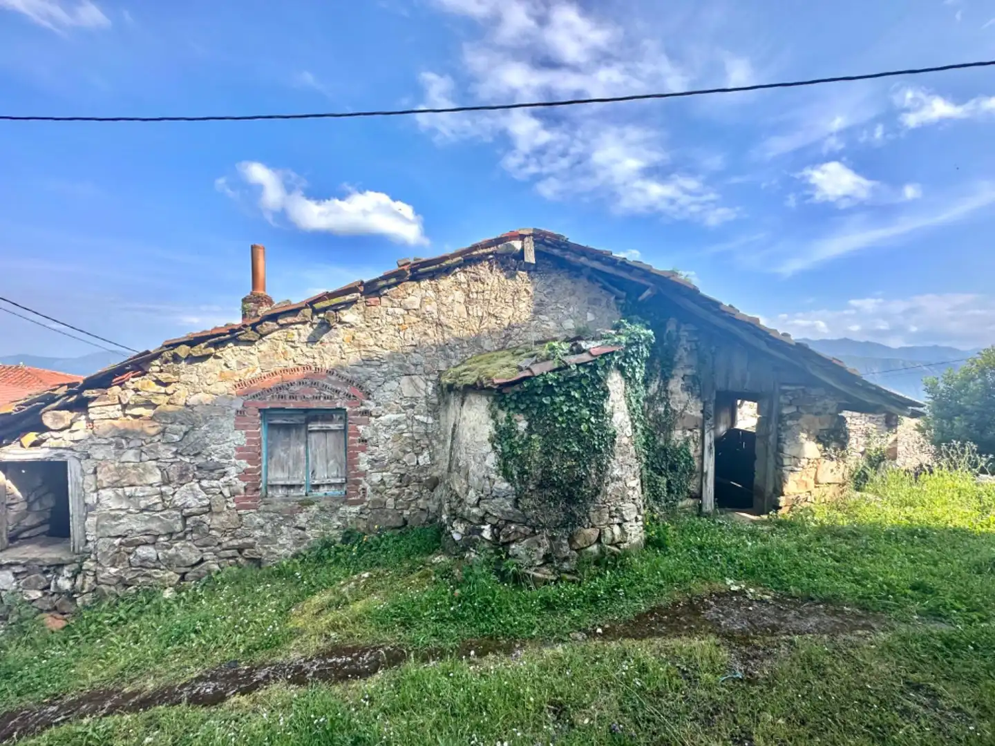 Vista exterior de Casa o xalet en venda en Salas amb Jardí privat