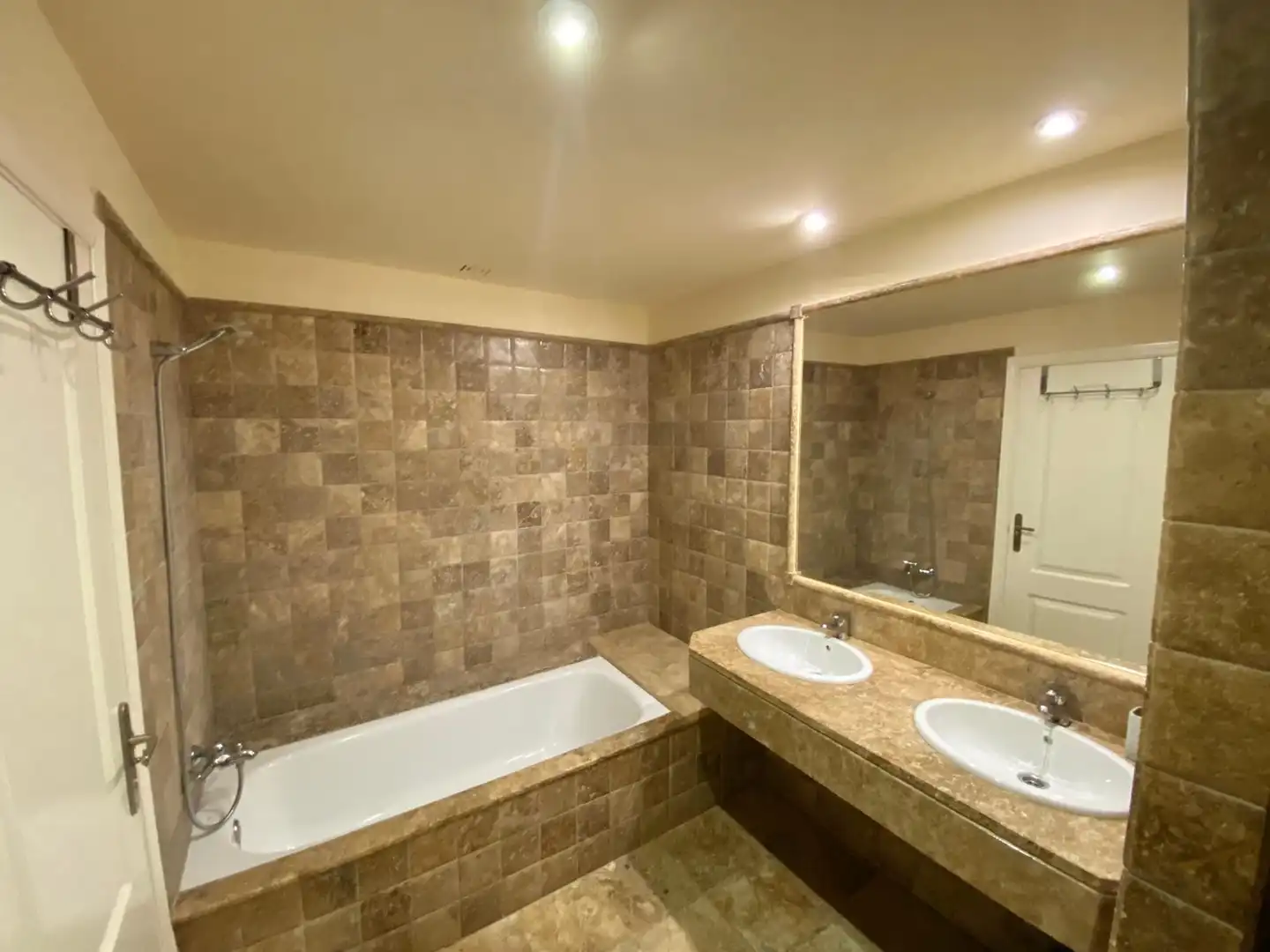 Baño de Apartamento de alquiler en Estepona con Aire acondicionado, Calefacción y Jardín privado
