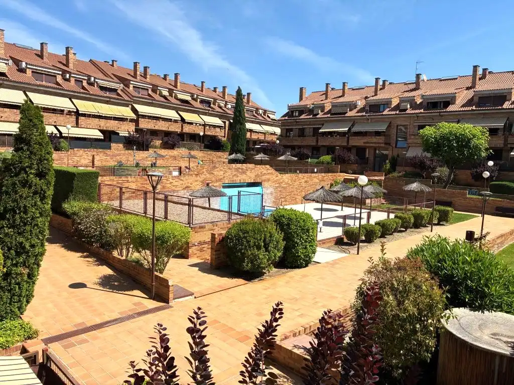 Außenansicht von Wohnung zur Miete in Sevilla la Nueva mit Klimaanlage, Heizung und Abstellraum