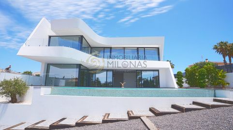 Moderna villa de lujo con piscina infinity a solo 990m de la Playa De La Fossa en Calpe