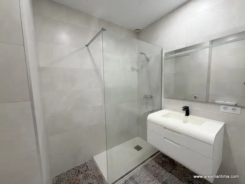 Badezimmer von Erdgeschoss zur Miete in Valencia mit Klimaanlage, Terrasse und Ofen