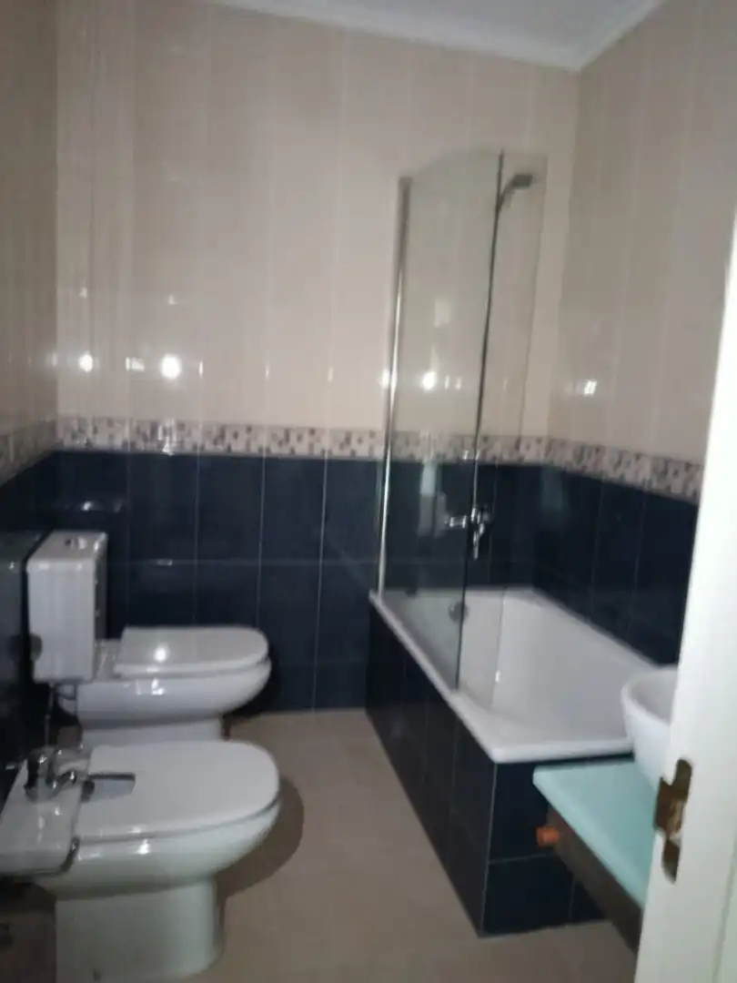 Badezimmer von Wohnung zum Verkauf in Ribadeo mit Heizung, Ofen und Waschmaschine
