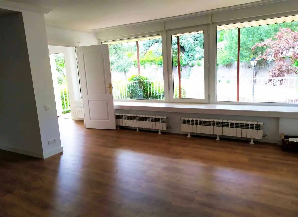 Sala d'estar de Casa adosada de lloguer en La Moraleja amb Calefacció, Jardí privat i Terrassa
