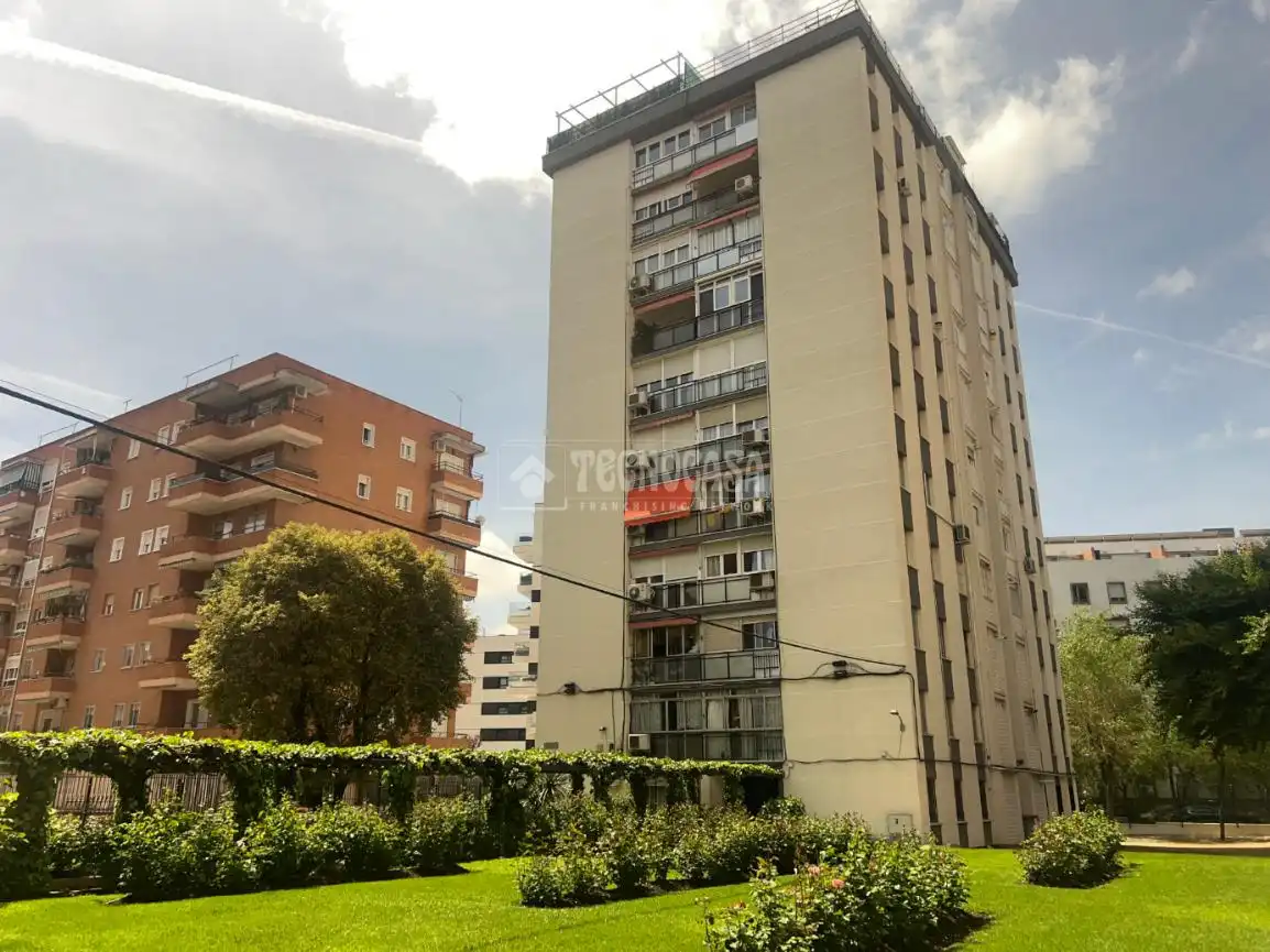 Vista exterior de Piso en venta en  Madrid Capital con Parquet y Terraza