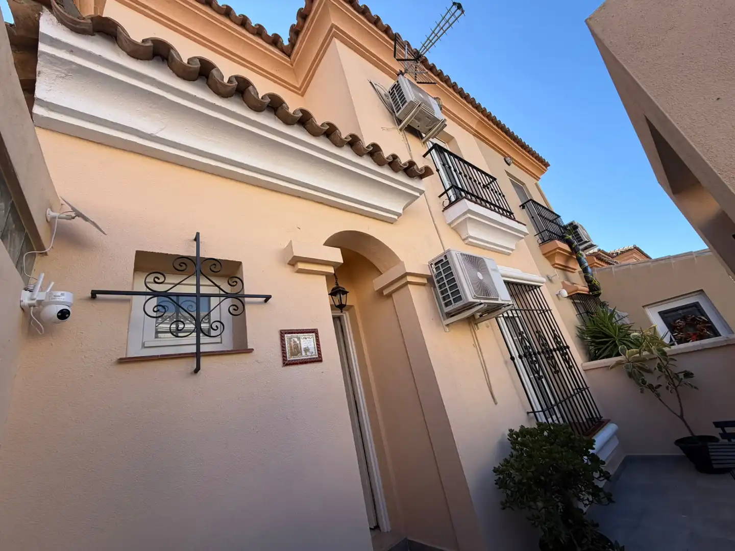 Vista exterior de Casa adosada en venda en La Línea de la Concepción amb Moblat