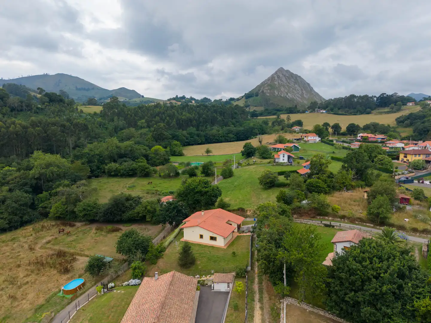 Vista exterior de Casa o xalet en venda en Ribadesella amb Calefacció, Jardí privat i Terrassa