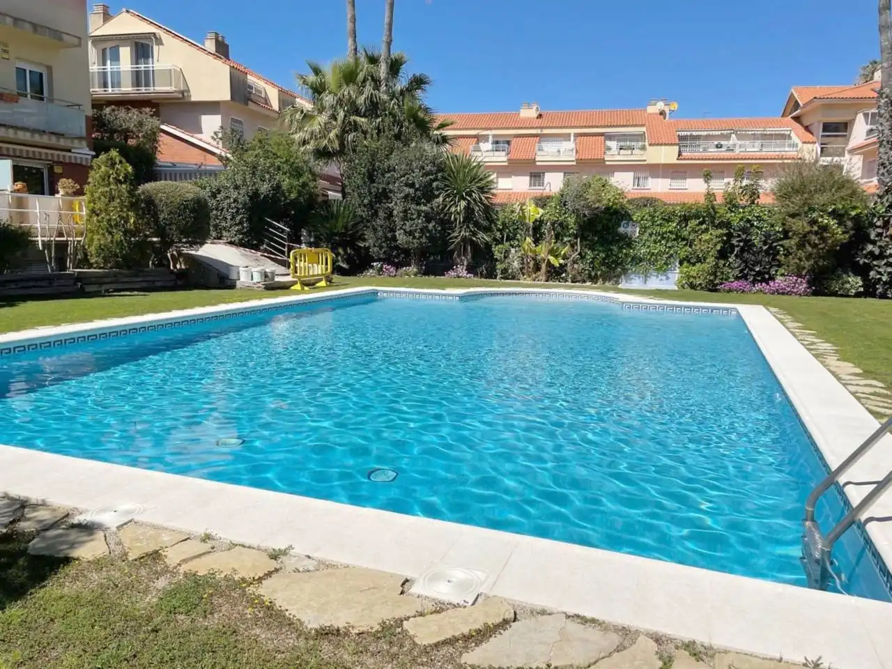 Piscina de Piso de alquiler en Cubelles con Aire acondicionado, Calefacción y Jardín privado