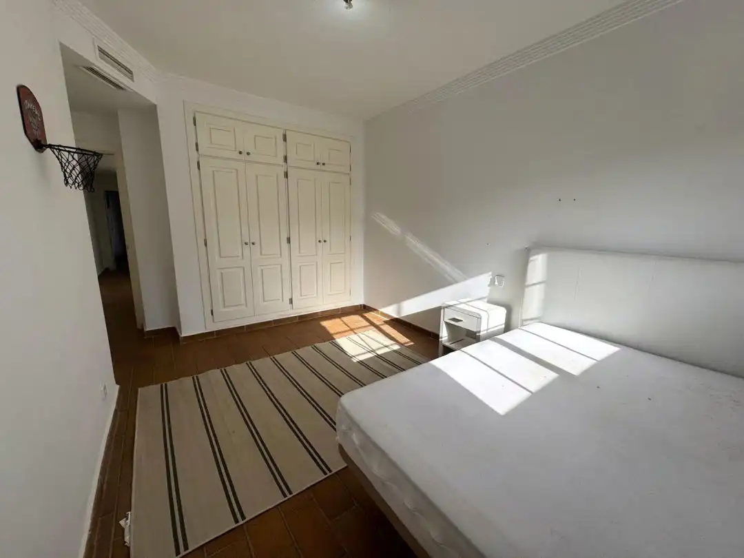 Schlafzimmer von Einfamilien-Reihenhaus zum Verkauf in Sotogrande mit Klimaanlage, Heizung und Privatgarten