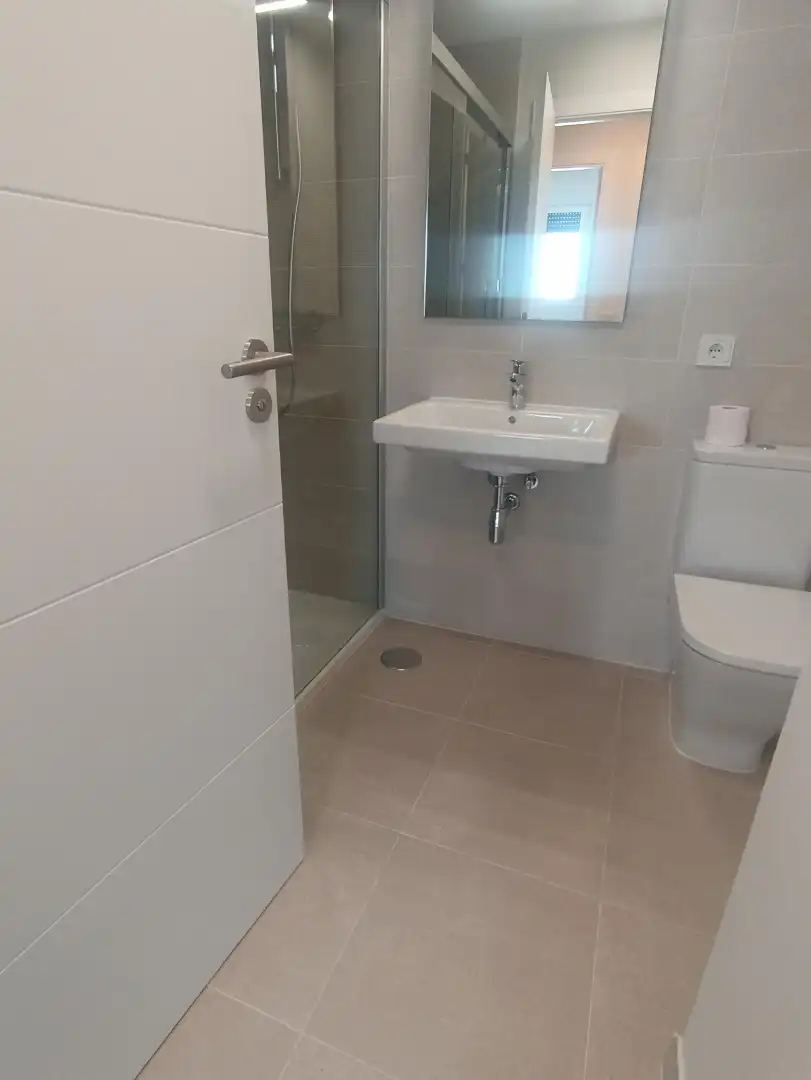 Badezimmer von Wohnung zur Miete in Sevilla mit Klimaanlage, Terrasse und Abstellraum